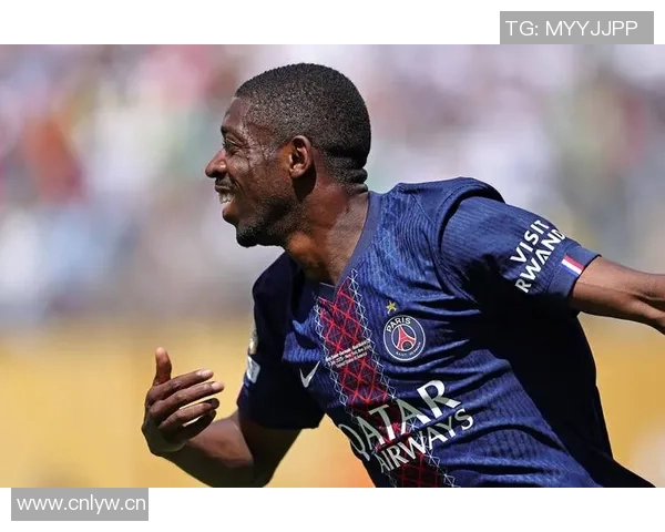 巴黎圣日耳曼全新2025-26赛季第四球衣发布尽显优雅与时尚魅力